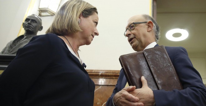 La diputada de Coalición Canaria, Ana Oramas, conversa con el ministro de Hacienda, Cristóbal Montoro, en los pasillos del Congreso, durante el debate de los Presupuestos del Estado para 2017. EFE/Kiko Huesca