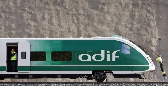 Un operario limpia un tren de Adif.- EFE/ARCHIVO