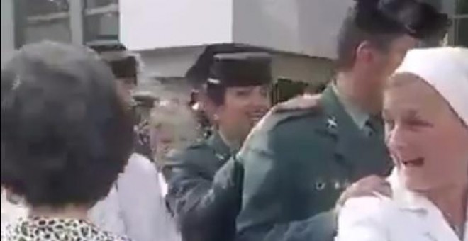 La Guardia Civil durante una Conga, junto a monjas y curas, en  una peregrinación a Lourdes pagada con dinero público.