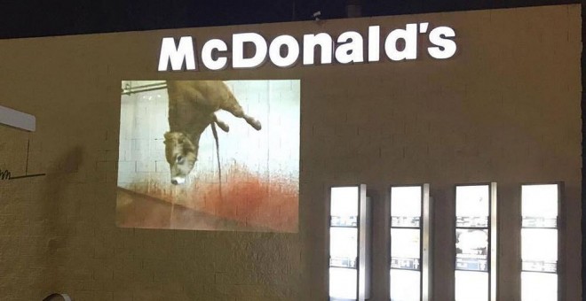 La fachada del McDonald's de Majadahonda en la que se proyectaron imágenes de un matadero. IA