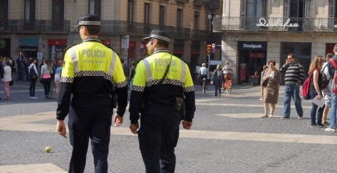Guardias urbanos paseando por Barcelona.