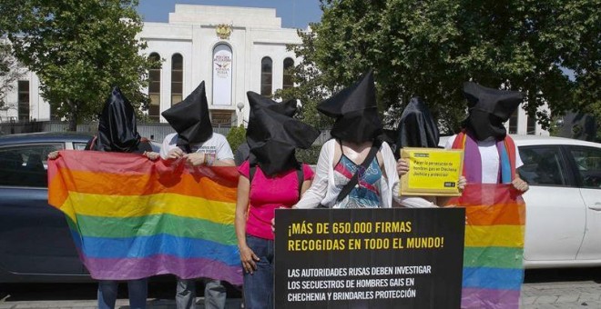 Representantes de Amnistía Internacional y la Federación Estatal de Lesbianas, Gais, Transexuales y Bisexuales (Felgtb) piden la investigación de los secuestros de un centenar de hombres sospechosos de ser gais en Chechenia / EFE