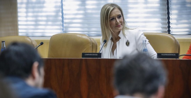 La presidenta regional, Cristina Cifuentes, al inicio de su comparecencia en la comisión de investigación por corrupción de la Asamblea de Madrid sobre los contratos de adjudicación de la cafetería del Parlamento en 2009 y 2011. EFE/Emilio Naranjo