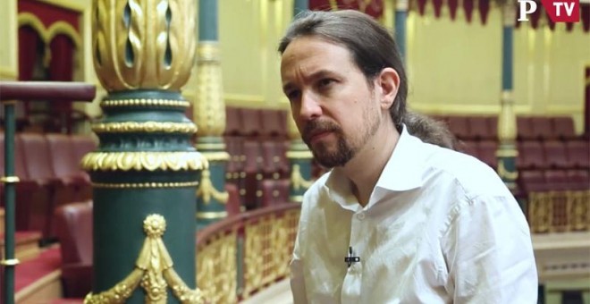 El líder de Podemos, Pablo Iglesias, durante la entrevista con 'Público' en el Congreso.