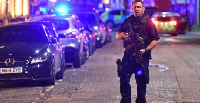 Un agente fuertemente armado patrulla la zona donde se cometió el segundo de los atentados nocturnos en el centro de Londres. BBC