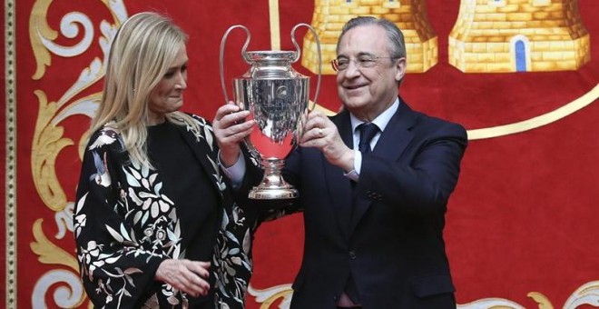 Cifuentes, con Florentino Pérez en la celebración de la Champions del Madrid. EFE/Ballesteros