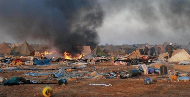 Disturbios tras el desmantelamiento del campamento de protesta saharaui de Gdeim Izik, cerca de El Aaiún. AFP