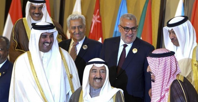 Fotografía de archivo fechada el 25 de marzo de 2014 que muestra al emir de Catar, Tamim bin Hamad Al-Thani (c), junto al emir de Kuwait Sabah IV Al-Ahmad Al-Jaber Al-Sabah (i) y al entonces príncipe saudí Salmán bin Abdulaziz (d), durante una cumbre árab