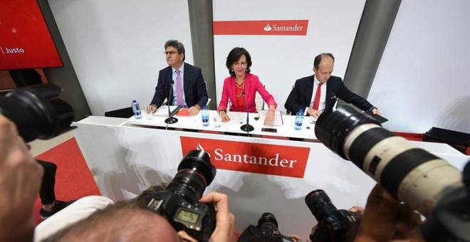 La presidenta del Banco Santander, Ana Patricia Botín, de rojo, en el centro, comparece ante los medios para informar sobre la adquisición del Banco Popular. | FERNANDO VILLAR (EFE)