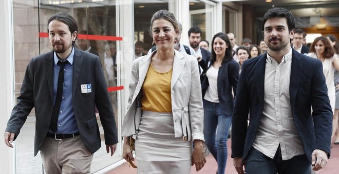 El líder de Podemos, Pablo Iglesias, la portavoz de Podemos en la Asamblea de Madrid, Lorena Ruiz-Huerta, y el secretario general de Podemos en la Comunidad de Madrid, Ramón Espinar, a su llegada al Pleno de la Asamblea de Madrid que debatirá y votará la