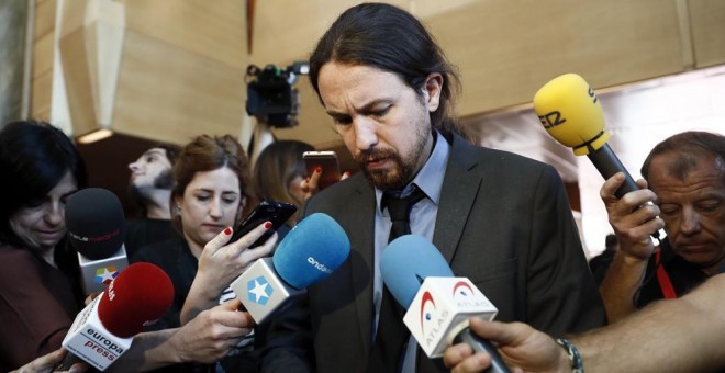 El líder de Podemos, Pablo Iglesias, atiende a los medios tras asistir como invitado al Pleno de la Asamblea de Madrid que debate y vota la moción de censura presentada por su partido contra la presidenta regional, Cristina Cifuentes. EFE/Mariscal