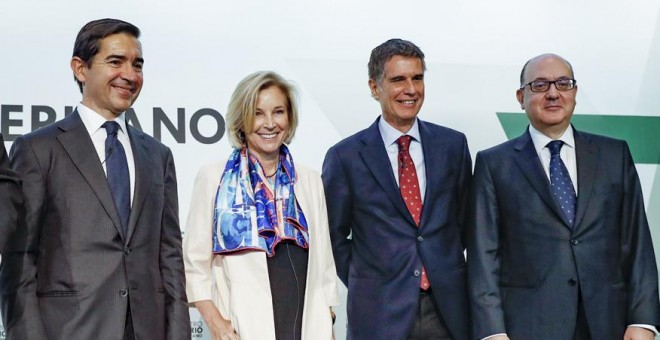 El consejero delegado de BBVA, Carlos Torres (i), el delegado de Banco Sabadell, Jaime Guardiola (2d), la consejera delegada de Bankinter, María Dolores Dancasa (2i), y el presidente de AEB, José María Beltrán (d), posan durante la reunión en el Encuentro