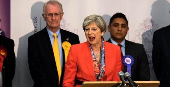 La primera ministra británica Theresa May (c) ofrece un discurso de victoria en el Centro de Ocio Magnet después de ser declarada ganadora de la votación en el distrito electoral de Maidenhead, Gran Bretaña. /EFE