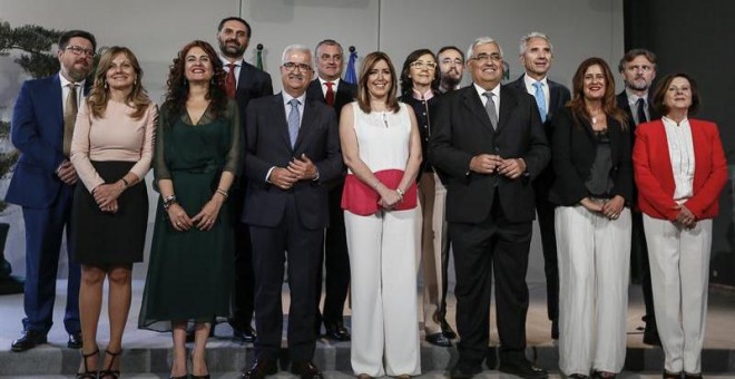 La presidenta de la Junta de Andalucía , Susana Díaz (c), posa con su Gobierno al completo en el acto de toma de posesión de los nuevos consejeros tras la remodelación que ha hecho para afrontar la nueva etapa en su legislatura, hoy en el palacio de San T