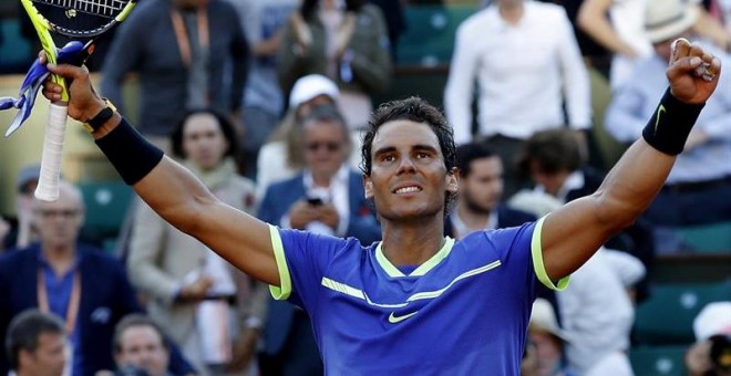 El tenista español Rafael Nadal celebra su victoria ante el austriaco Dominic Thiem tras el partido de semifinales de Roland Garros. EFE/Etienne Laurent