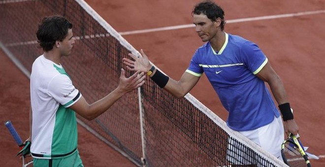 El tenista español Rafael Nadal (d) saluda tras su victoria al austriaco Dominic Thiem (i) tras el partido de semifinales de Roland Garros. EFE/Yoan Valat