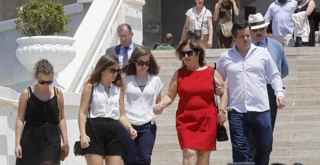 La madre de Ignacio Echeverría, el joven asesinado en los atentados de Londres, a su salida del funeral celebrado en su memoria, hoy en la Parroquia del Corpus Christi de Las Rozas. EFE/Juan Carlos Hidalgo