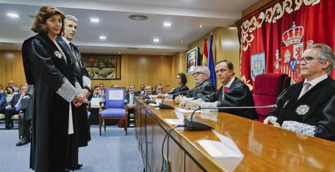 La magistrada Concepción Espejel ,iz., acompañada por el juez Fernando Grande Marlaska,c., durante la toma posesión de Espejel como presidenta de la Sala de lo Penal de la Audiencia Nacional en sustitución de Grande Marlaska / EFE