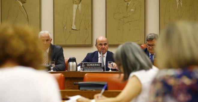 El ministro de Economía, Luis de Guindos, durante comparecencia a petición propia ante la Comisión de Economía del Congreso para defender la intervención europea del Banco Popular. | J.P. GANDUL (EFE)