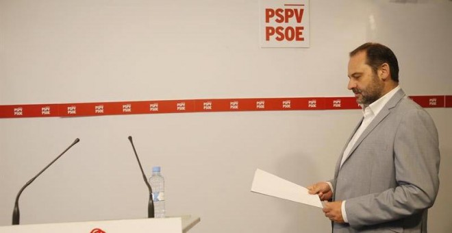 El portavoz del PSOE en el Congreso de los Diputados, Jose Luis Ábalos, durante una rueda de prensa en Valencia el pasado 9 de junio de 2017. | KAI FORSTERLING (EFE)