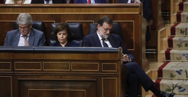 El presidente del Gobierno, Mariano Rajoy, la vicepresidenta del Ejecutivo, Soraya Sáenz de Santamaría, y el ministro de Asustos Exteriores, Alfonso Dastis, durante el debate de la moción de censura de Unidos Podemos contra Rajoy. EFE/Juan Carlos Hidalgo