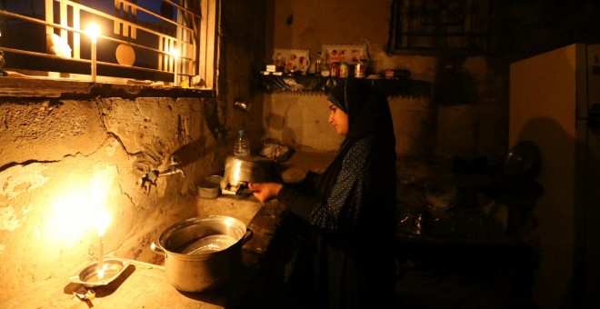 Una chica palestina limpia la cocina de su casa durante un apagón en Khan Younis, al sur de la Franja de Gaza REUTERS/Ibraheem Abu Mustafa