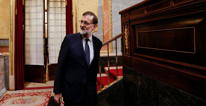 El presidente del Gobierno, Mariano Rajoy, entra en el Hemiciclo del Congreso de los Diputados, antes del comienzo de la moción de censura presentada por Unidos Podemos. REUTERS/Juan Medina