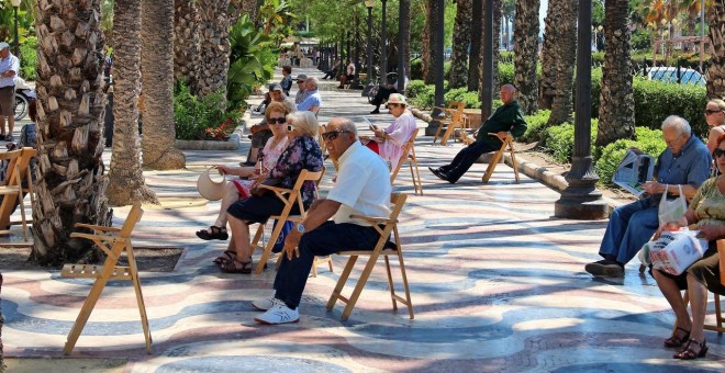 Pensionistas en la Explanada de Alicante. AFP