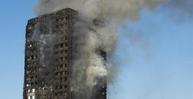 Bomberos trabajan en las labores de extinción del incendio declarado en la Torre Grenfell en Lancaster West Estate en Londres (Reino Unido) / EFE