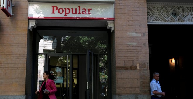 Una mujer sale de una oficina del Banco Popular en Madrid. REUTERS/Juan Medina