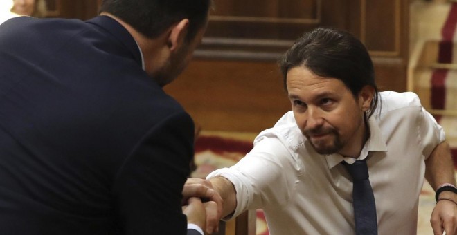 El líder de Podemos, Pablo Iglesias, y el portavoz del PSOE, José Luis Ábalos, se estrechan la mano durante la segunda jornada del debate de la moción de censura de Unidos Podemos contra el Gobierno de Mariano Rajoy, en el Congreso. EFE/Ballesteros