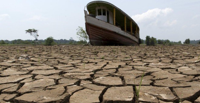 La sequía ha dejado así el río Amazonas a su paso por Manaus