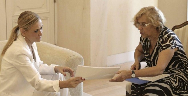 La presidenta de la Comunidad de Madrid, Cristina Cifuentes, y la alcaldesa de Madrid, Manuela Carmena. EFE