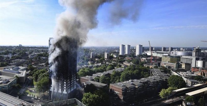 Vista del humo provocado por el incendio declarado en la Torre Grenfell en Lancaster West Estate en Londres. - EFE