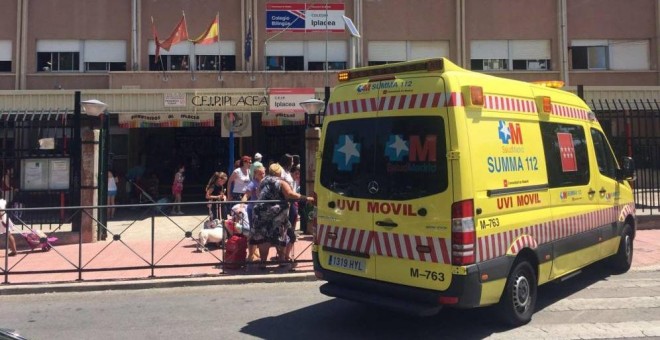 Una UVI móvil del SUMMA, frente al colegio Iplacea de Alcalá de Henares, este miércoles.