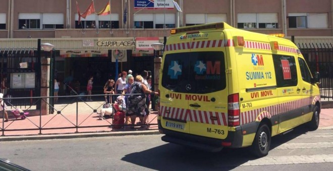 Una UVI móvil del SUMMA, frente al colegio Iplacea de Alcalá de Henares, este miércoles.