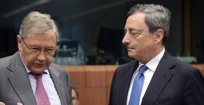 El director del Mecanismo Europeo de Estabilidad y del Fondo Europeo de Estabilidad Financiera Klaus Regling (i)  habla con el presidente del Banco Central Europeo, Mario Draghi, a la entrada de una reunión del Eurogrupo AFP Photo/Thierry Charlier