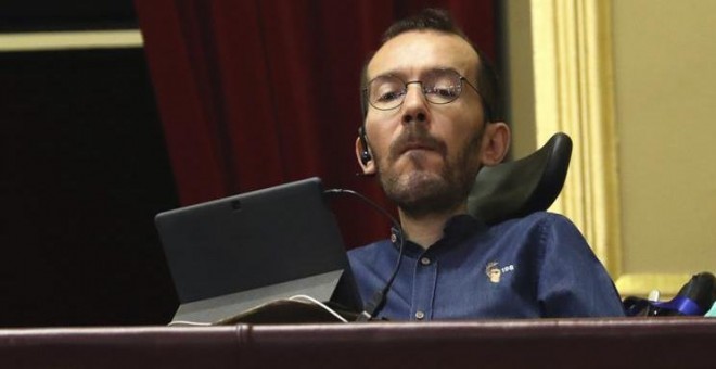 El secretario de Organización de Podemos, Pablo Echenique, sigue desde la tribuna de invitados del Congreso de los Diputados la intervención del líder del partido, Pablo Iglesias, para defender su programa de gobierno, en el debate de la moción de censura