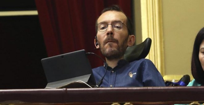 El secretario de Organización de Podemos, Pablo Echenique, sigue desde la tribuna de invitados del Congreso de los Diputados la intervención del líder del partido, Pablo Iglesias, para defender su programa de gobierno, en el debate de la moción de censura