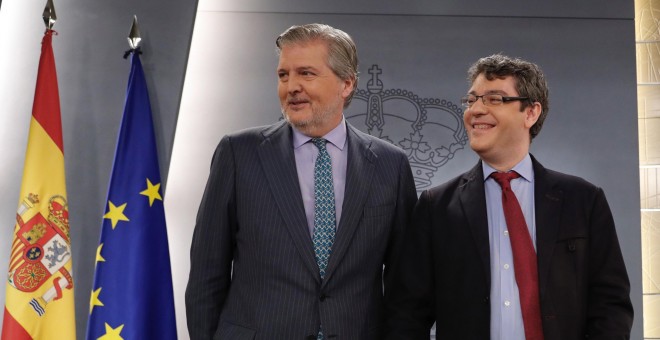 El portavoz del Gobierno, Íñigo Méndez de Vigo, y el ministro de Energia, Alvaro Nadal, poco antes de la rueda de prensa posterior al Consejo de Gobierno, en el Palacio de La Moncloa. EFE/Ángel Díaz.