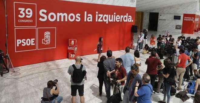 La diputada del PSOE Adriana Lastra ofrece una rueda de prensa tras la visita realizada hoy a las instalaciones dispuestas para la celebración del 39º Congreso del partido socialista. | EMILIO NARANJO (EFE)