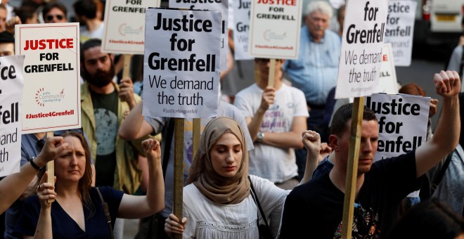 Cientos de manifestantes sostienen carteles pidiendo 'Justicia para Grenfell' al norte de Kensington. /REUTERS