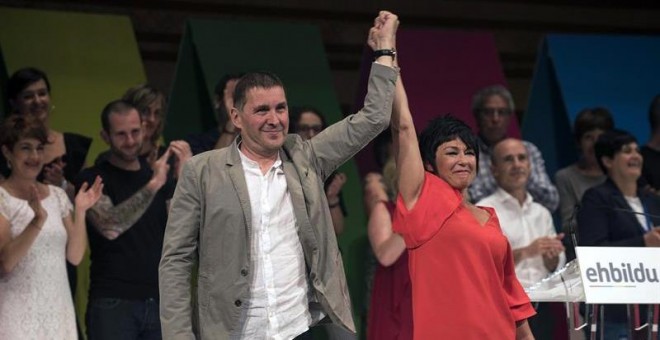 Arnaldo Otegi, coordinador general, y Maddalen Iriarte, portavoz en el Parlamento Vasco, durante el congreso de refundación de EH Bildu, que se ha dotado hoy de una nueva organización interna, con una Mesa Política que dirigirá la formación y veinte secr