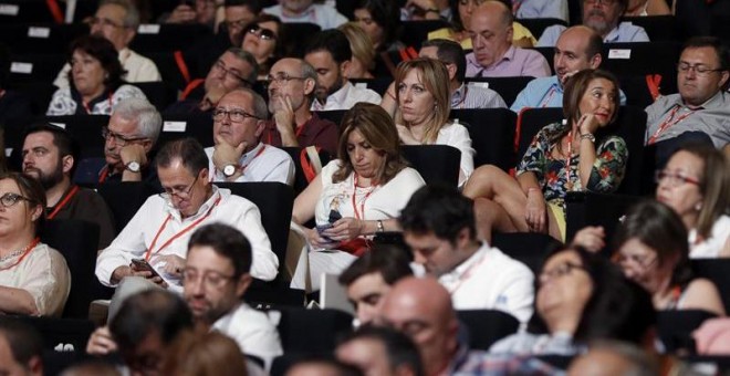 La presidenta de Andalucía, Susana Díaz (c), consulta su móvil durante la inauguración del Congreso Federal del PSOE, esta mañana en Madrid. EFE/Sergio Barrenjechea