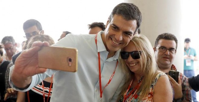 El líder del PSOE, Pedro Sánchez, se hace un autorretrato con una simpatizante tras la inauguración del Congreso Federal del PSOE, esta mañana en Madrid. EFE/Emilio Naranjo