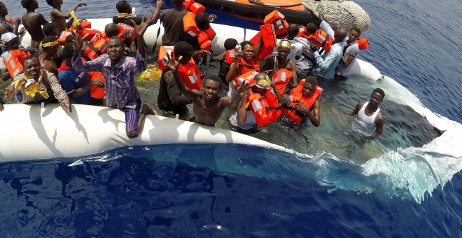 Inmigrantes rescatados en las costas de Libia por una embarcación de Save the Children. REUTERS/Stefano Rellandini