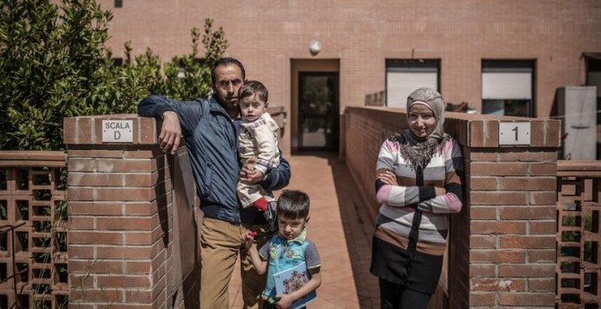 Fatem, Khalil y su hijo, frente a la casa en la que pasaron cuatro año en Líbano tras partir de Siria. REPORTAJE FOTOGRÁFICO Pablo Tosco / Oxfam Intermón