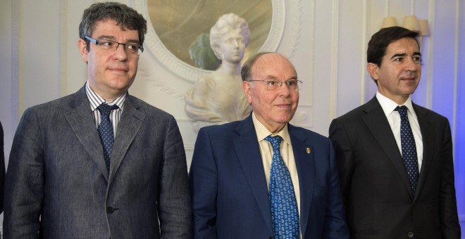 El ministro de Energia, Álvaro Nadal, junto al rector de la UIMP, César Nombela, y al consejero delegado del BBVA, Carlos Torres Vila, en el curso 'La cuarta revolución. ¿Cómo afecta la agenda digital a la economía y a la industria?'. EFE/Pedro Puente Hoy