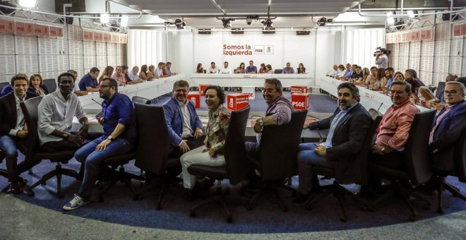 Los integrantes de la nueva Ejecutiva Federal del PSOE elegida en el 39 Congreso del partido de este pasado fin de semana durante la reunión por primera vez en la sede de Ferraz. EFE/Emilio Naranjo