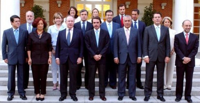 Aznar posa en 2003 con su Gobierno, varios de cuyos miembros declararán como testigos por la Gürtel. EFE/Archivo